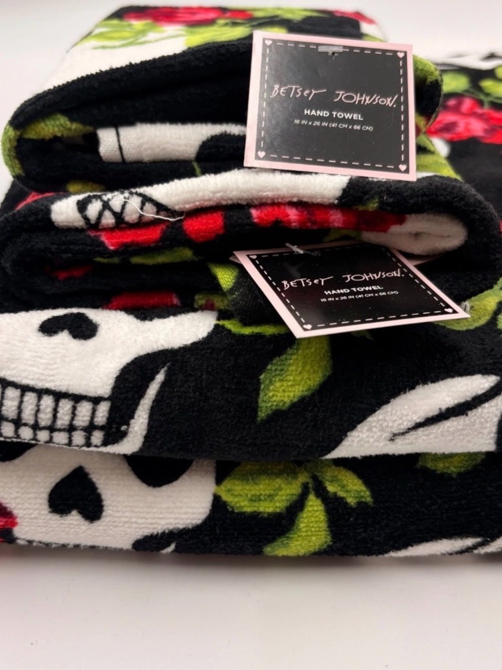 NEW Betsey Johnson 4 PIECE SKULL GARDEN Skull Red Rose Bath Towel & Hand Towels - Picture 3 of 11